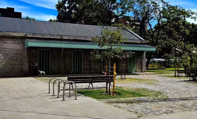 El galpón del Centro Colegiales, sede de la feria Aurora